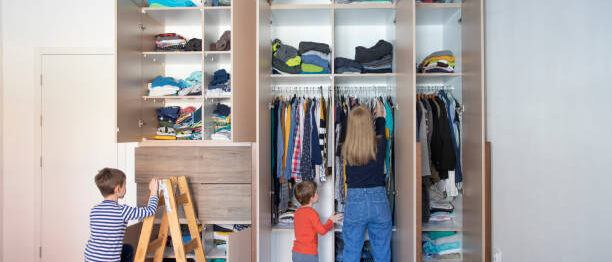 Kids helping their mother to organize her wardrobe фото гардеробной